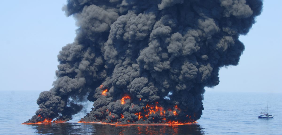 30 апреля 2010. Взрыв нефтяной платформы Deepwater Horizon. Взрыв платформы Deepwater Horizon в мексиканском заливе. Deepwater Horizon разлив нефти. Авария на нефтяной платформе в мексиканском заливе 2010.