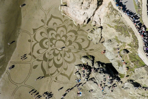 sand art by Andres Amador