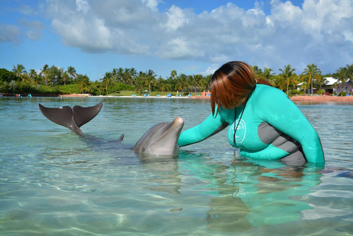 Linda Hammerton and Kelly the dolphin at Atlantis resort